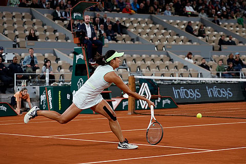 Moyuka Uchijima returns the ball to Aryna Sabalenka 
